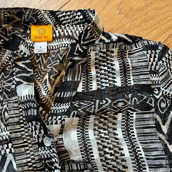 5/30🦄- Black and White Patterned Sheer Blouse - Picture 8 of 8